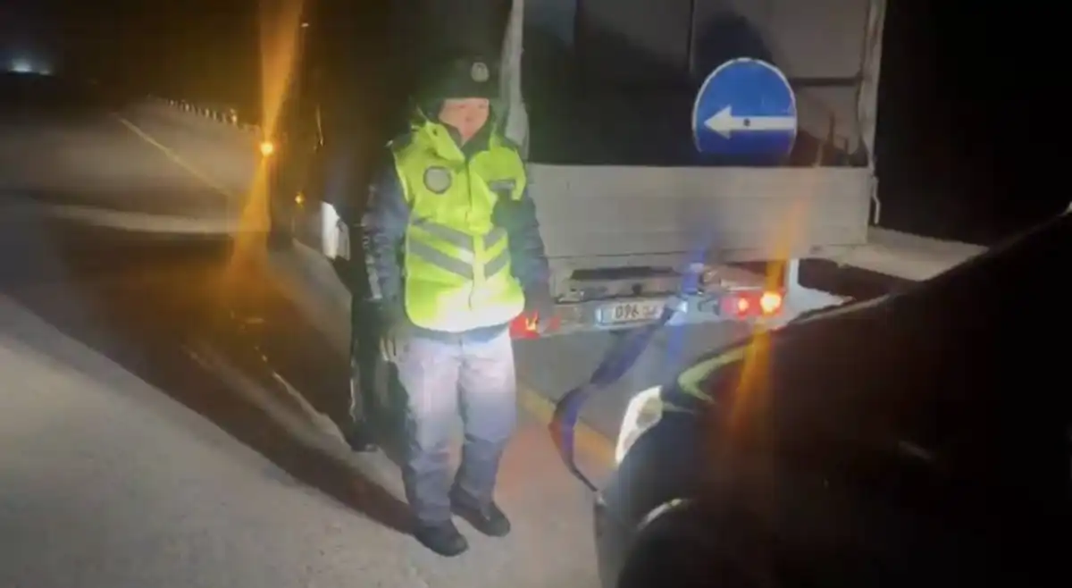 Полицейские помогли водителям в сильный мороз на трассе в Акмолинской области