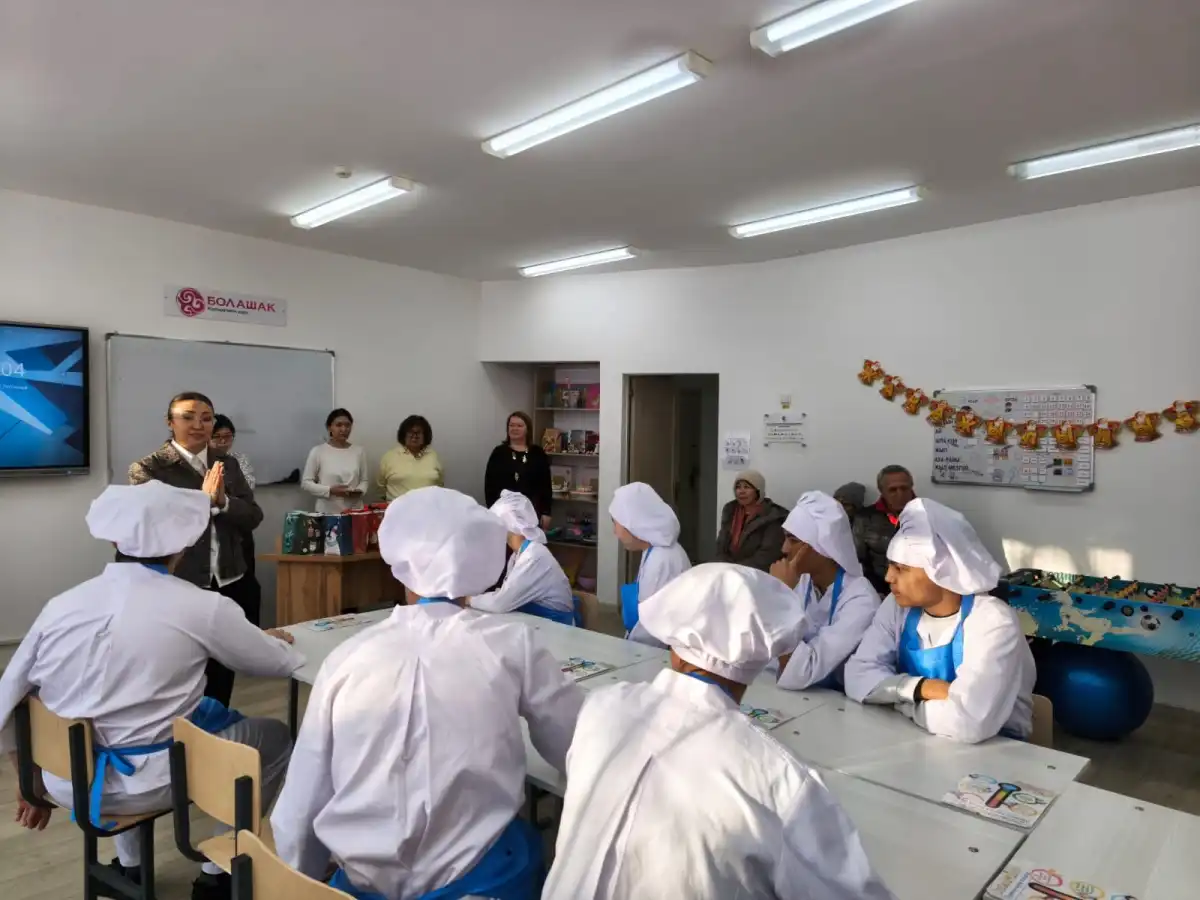 Особенных детей поздравили с наступающим Новым годом в колледже Астаны