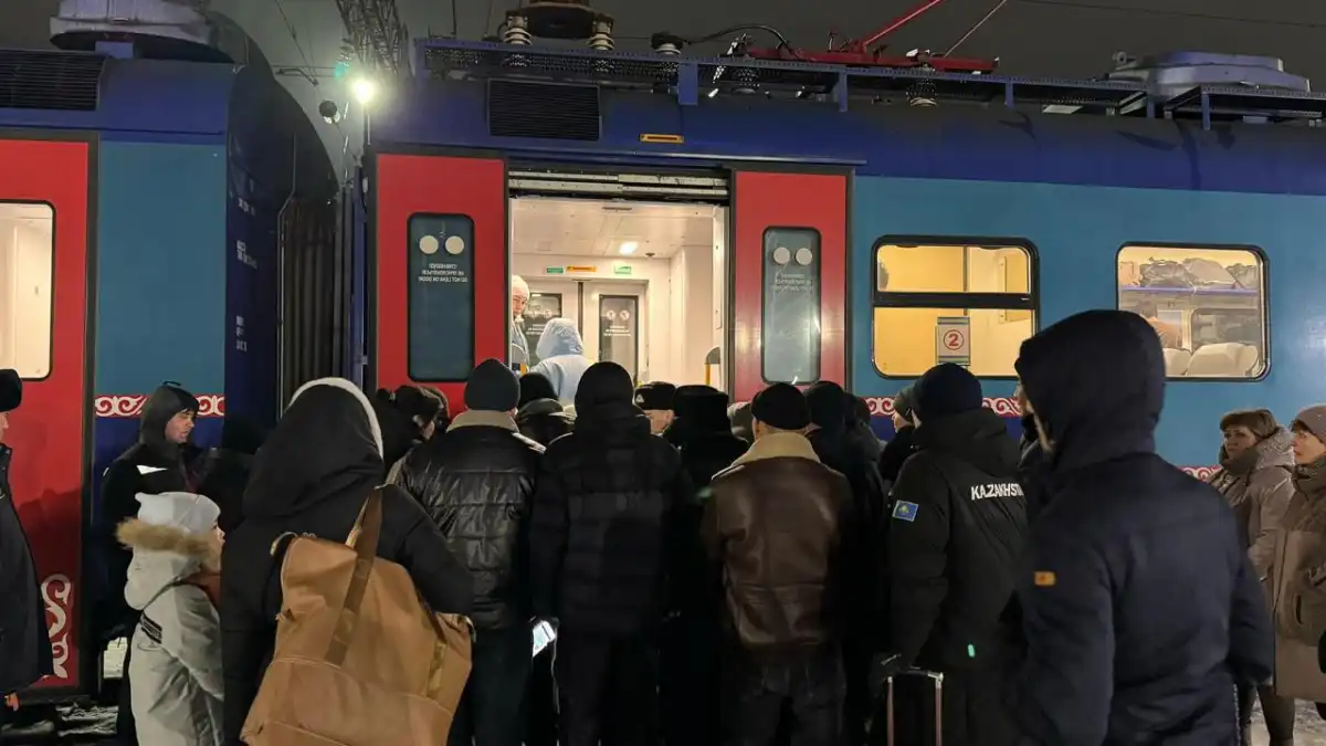 13 электричек назначили для вывоза застрявших на автодорогах пассажиров