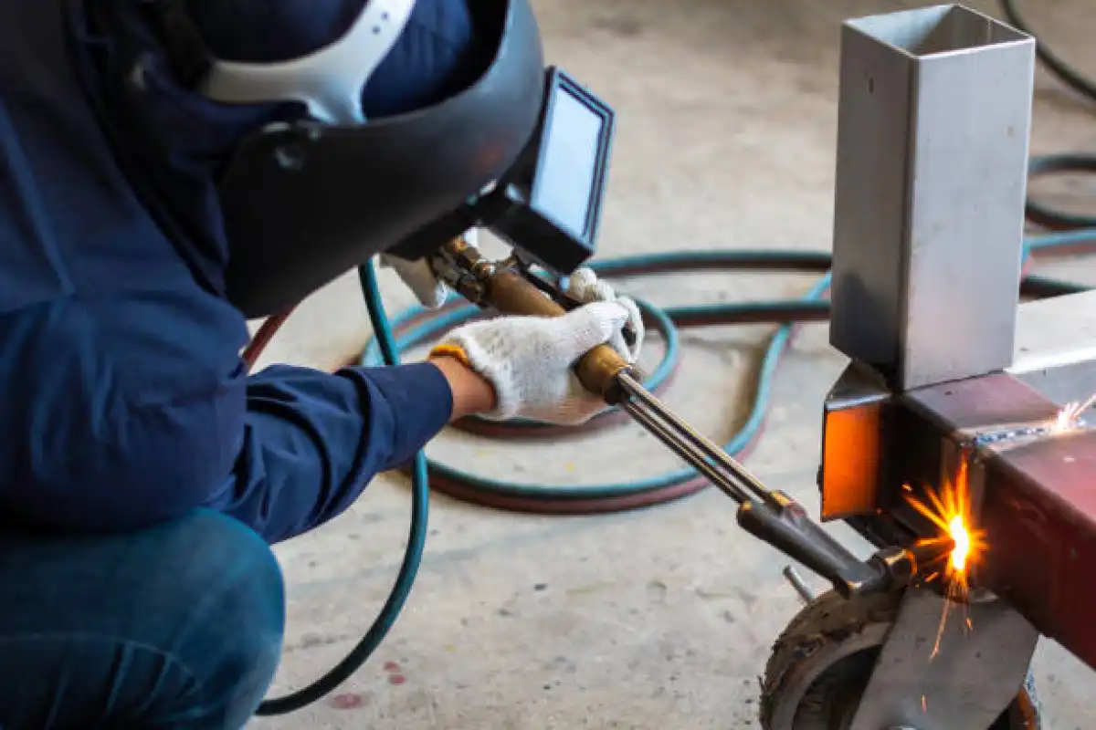 От курьера до сварщика: астанчанин освоил востребованную профессию в проекте JOLTAP