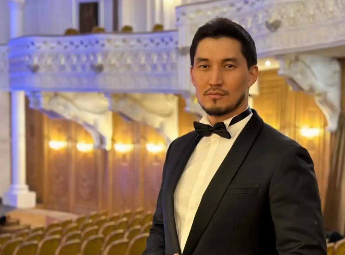 Театр, кино и новые проекты: Әділ Ахметов поздравил страну с наступающим 2026 годом