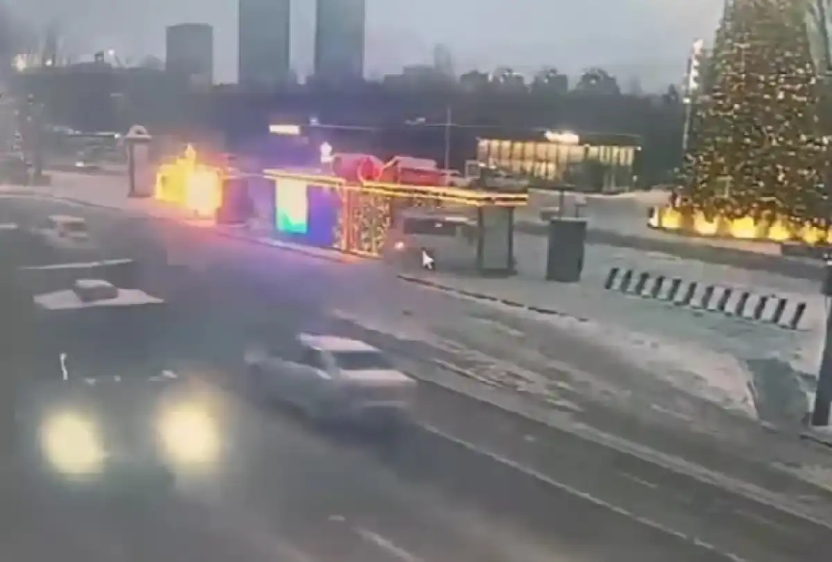 Минивэн насквозь пробил остановку у Центрального парка в Астане – ВИДЕО