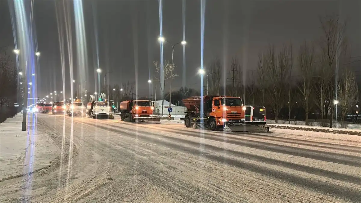 В Астане к уборке снега ночью привлекли более 1,6 тысячи единиц спецтехники