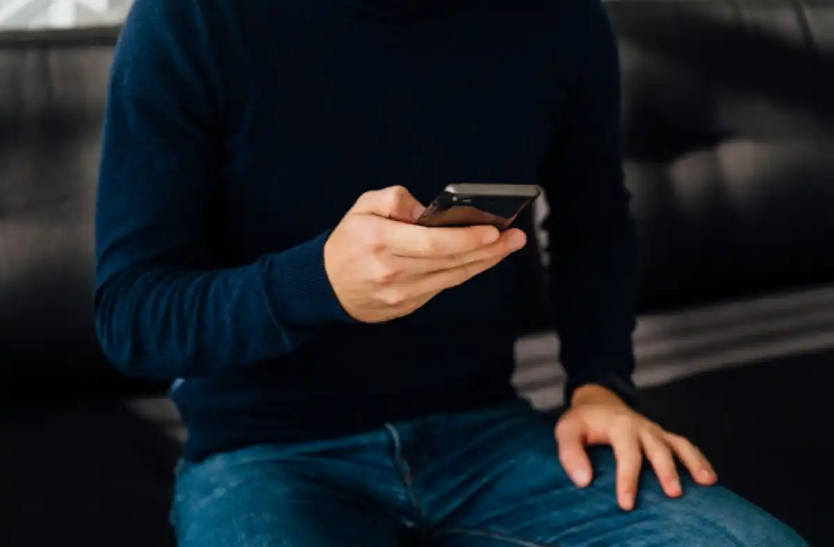 Несовершеннолетние с помощью ИИ обманывали предпринимателей