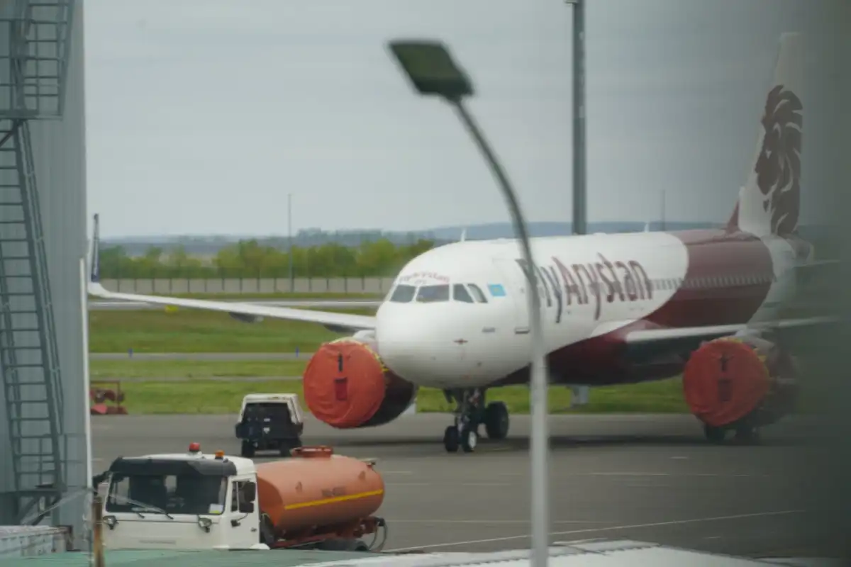 Самолет FlyArystan с 166 пассажирами выкатился за пределы полосы в Атырау