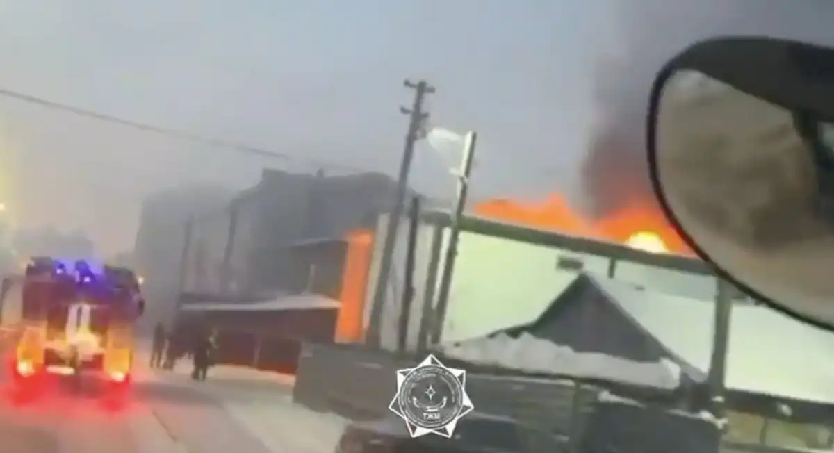 В Астане горел двухэтажный жилой дом