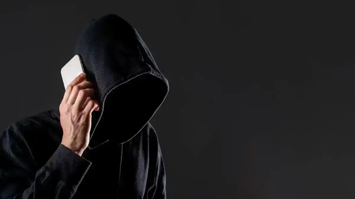 Пенсионерка продала дом, сняла с депозита деньги и оформила кредиты по указке мошенников