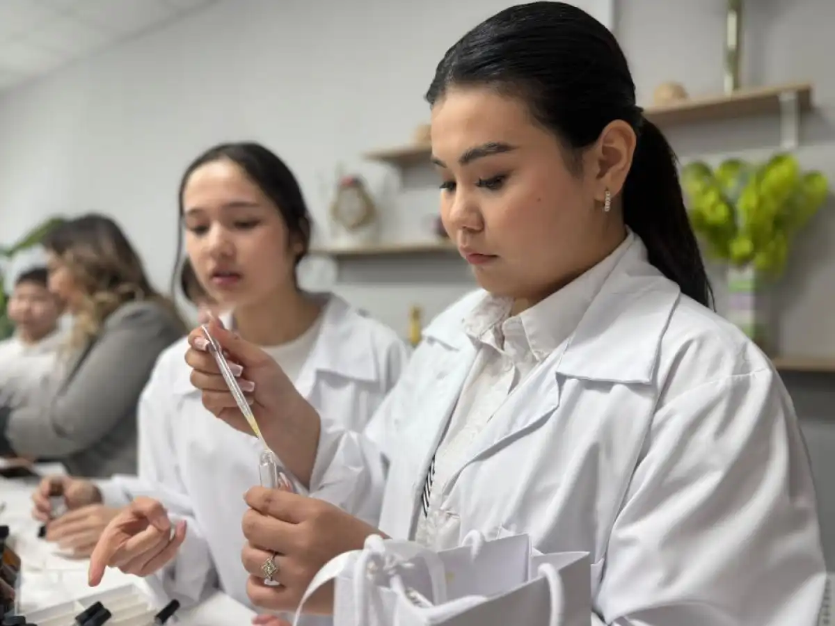 Школьники и студенты Астаны создают отечественные духи