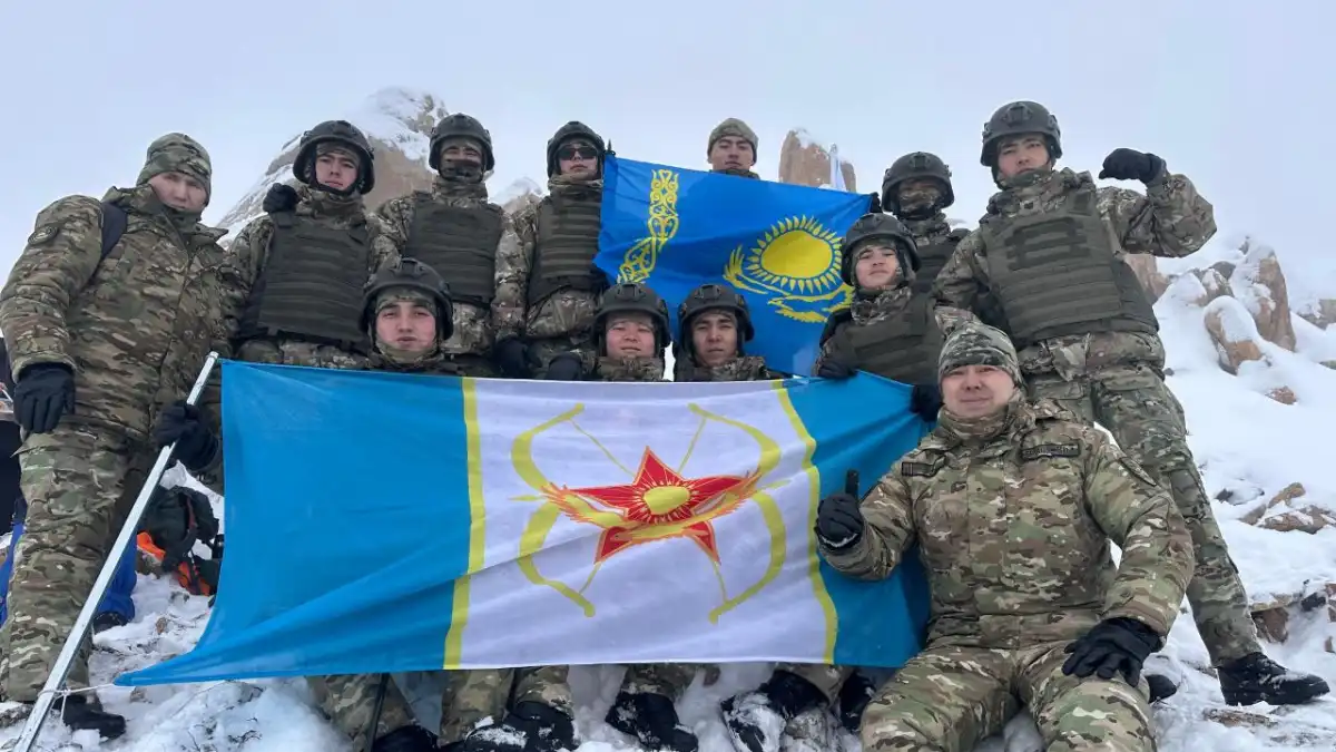 Курсанты силовых вузов покорили 3500-метровый пик в Заилийском Алатау