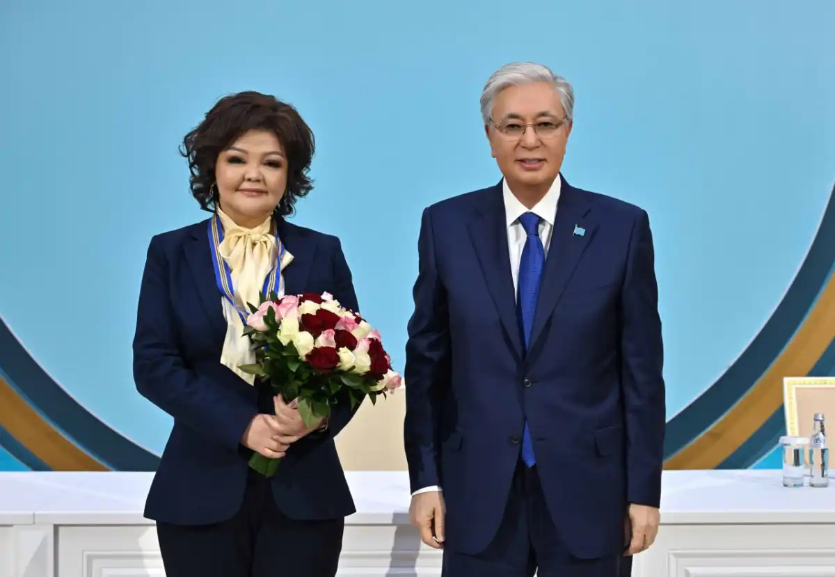 Токаев вручил госнаграды активным участникам Национального курултая