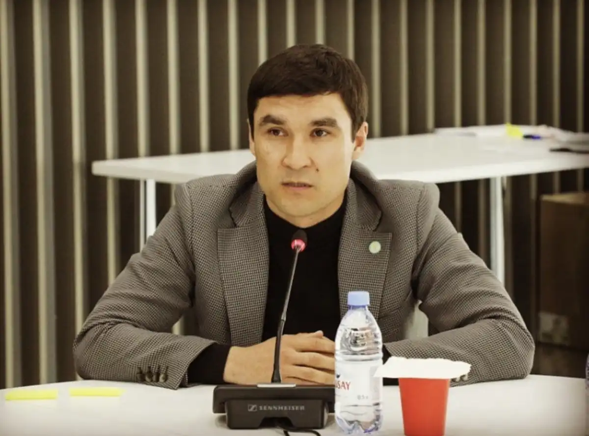 «Я не поддаюсь на провокации»: Серик Сапиев прокомментировал драку с заместителем
