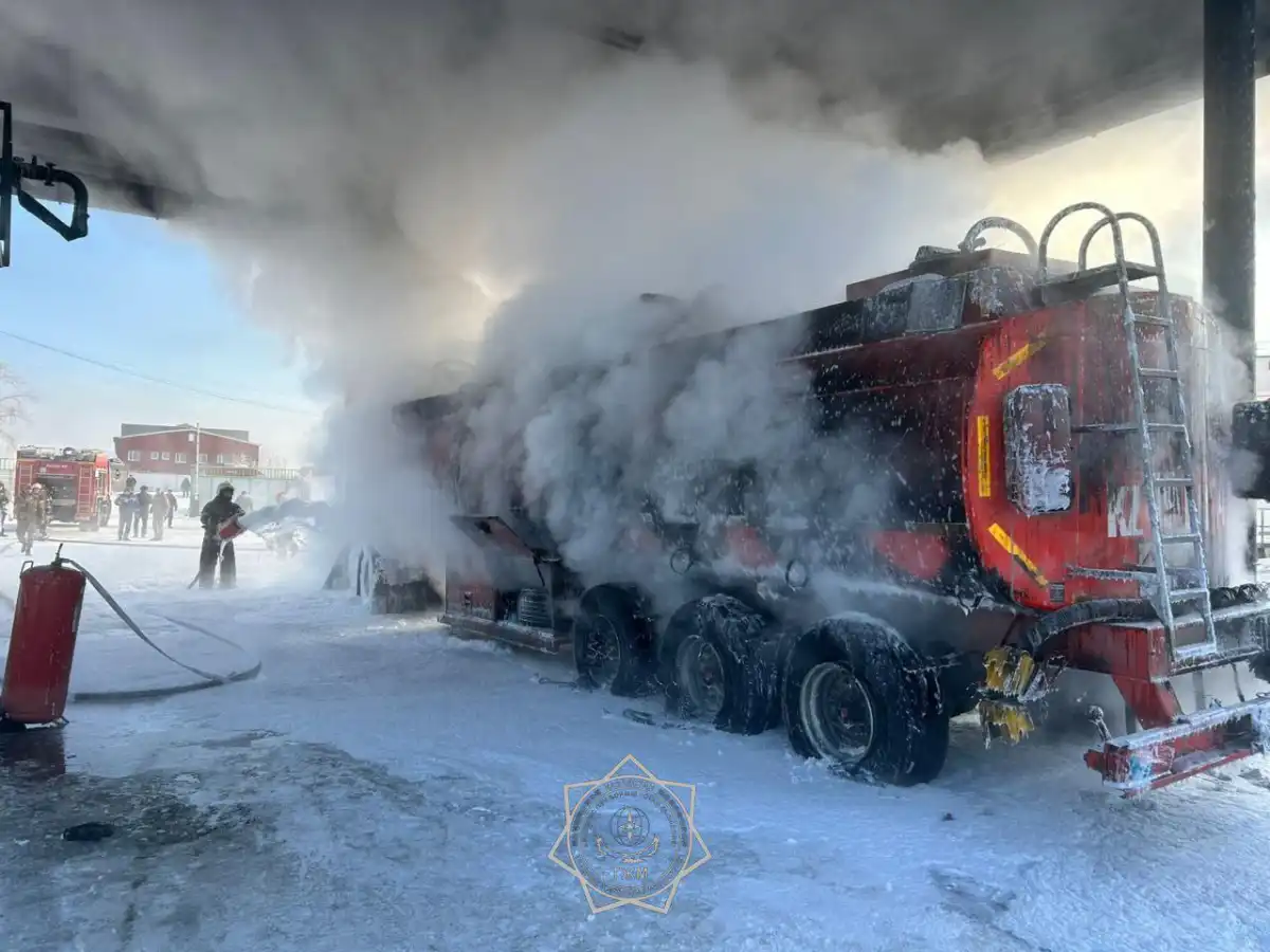 В Павлодаре бензовоз вспыхнул при заправке