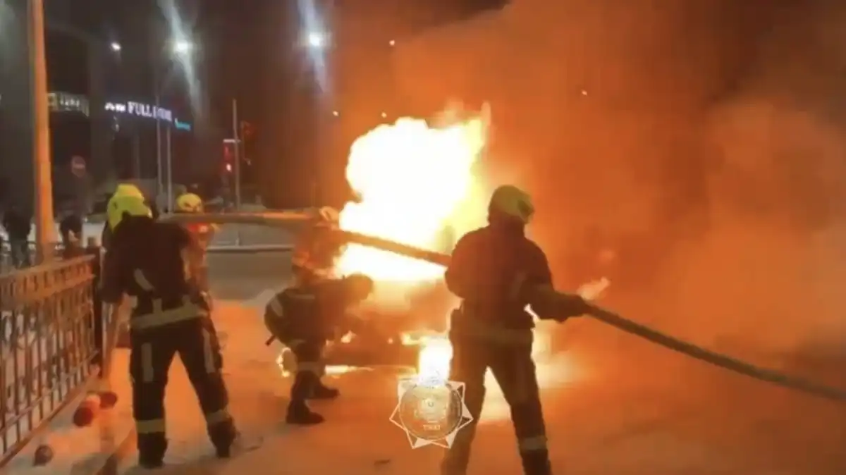 Легковушка загорелась посреди улицы в Астане