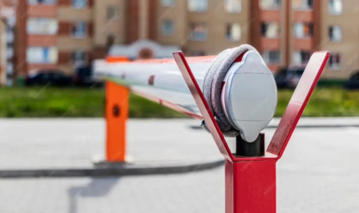 ОСИ незаконно установило шлагбаум на госземле в Астане