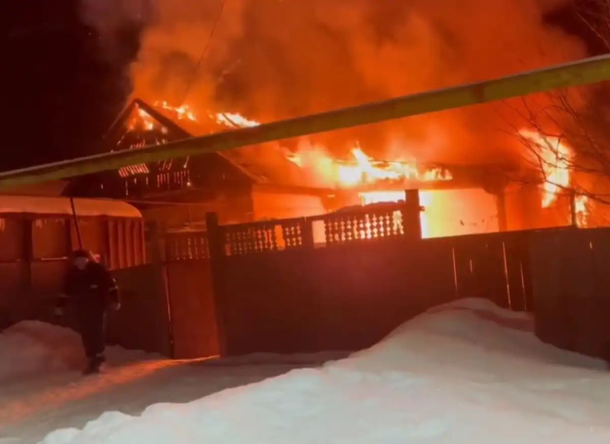 Тела трех человек обнаружили в горящем доме в ЗКО