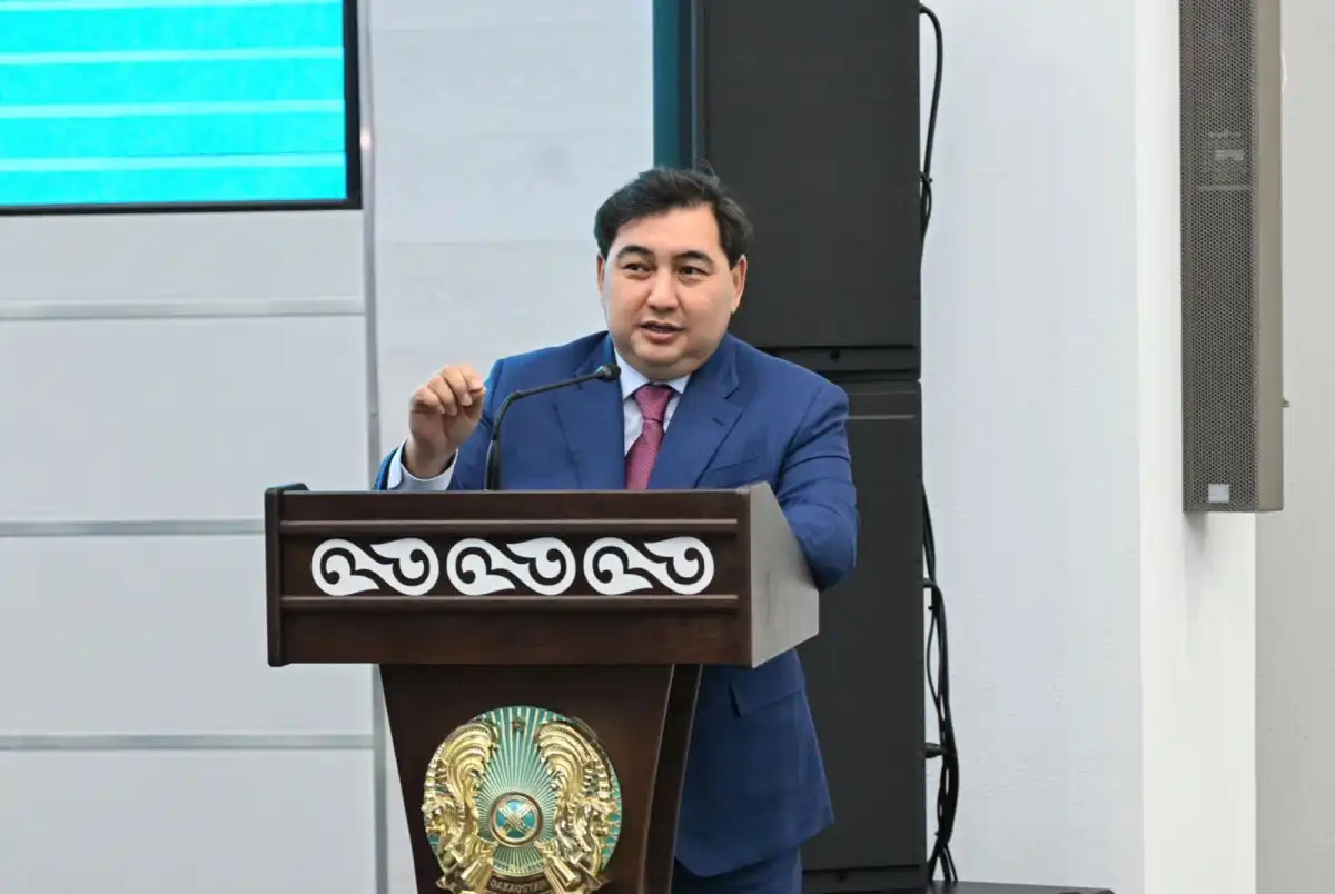 Дархан Жазыкбай обсудил развитие госслужбы с сотрудниками министерств