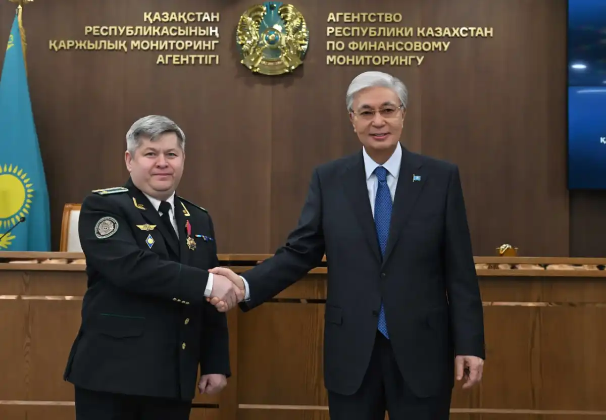 Глава государства наградил группу сотрудников АФМ