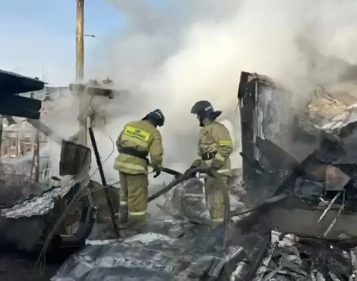 3 человека попали в больницу после пожара в Конаеве