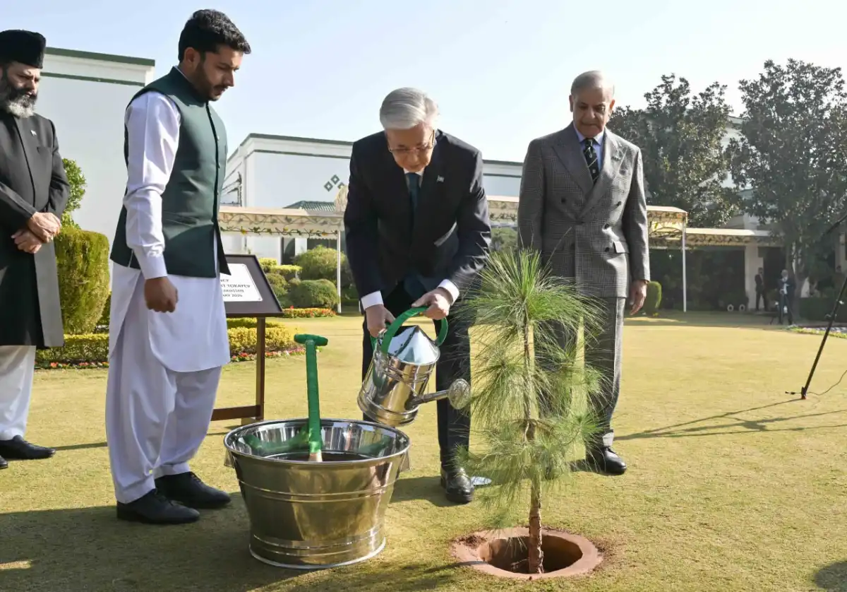 Токаев посадил дерево в резиденции Премьер-министра Пакистана