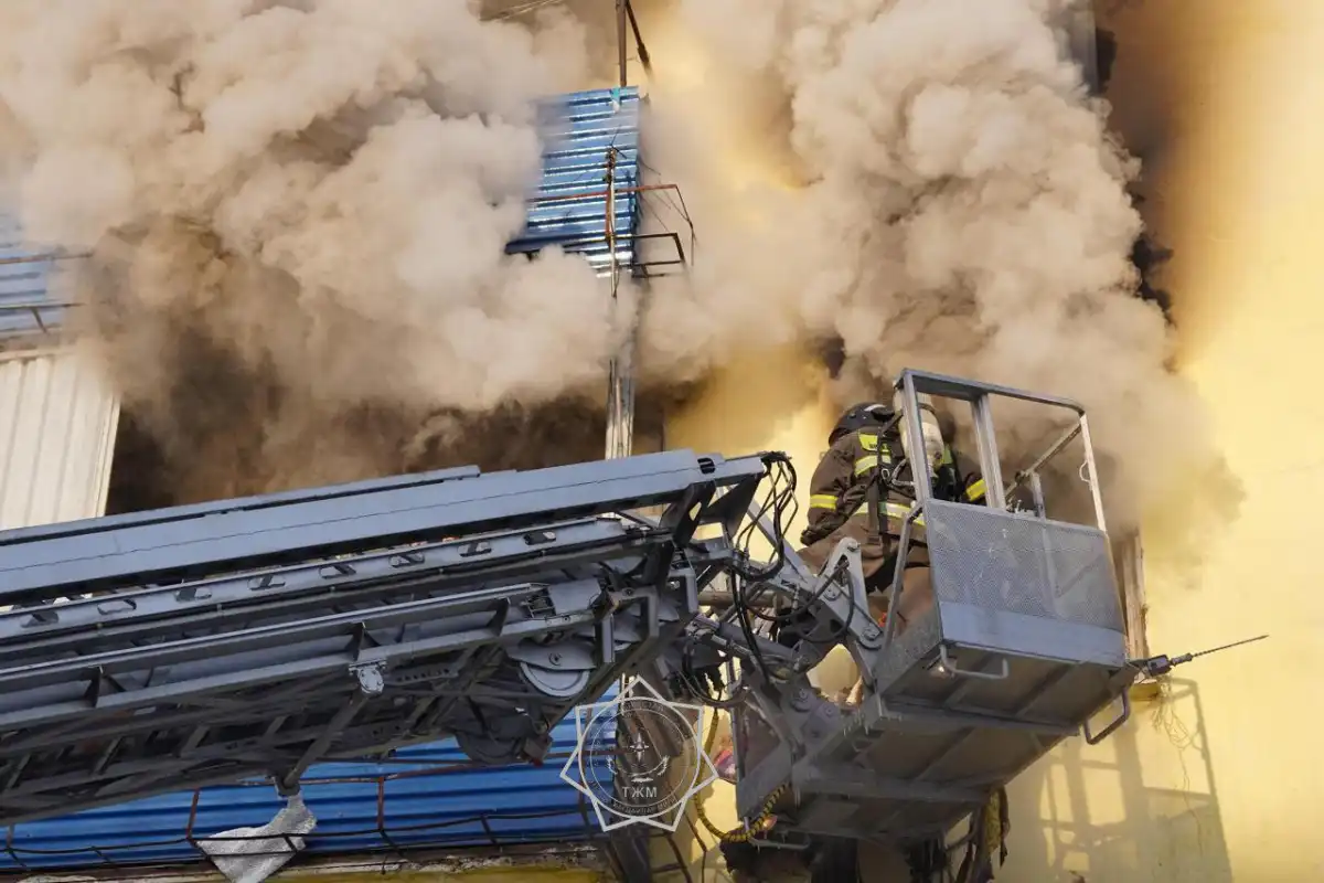 Заваленная мусором 3-комнатная квартира загорелась в Усть-Каменогорске