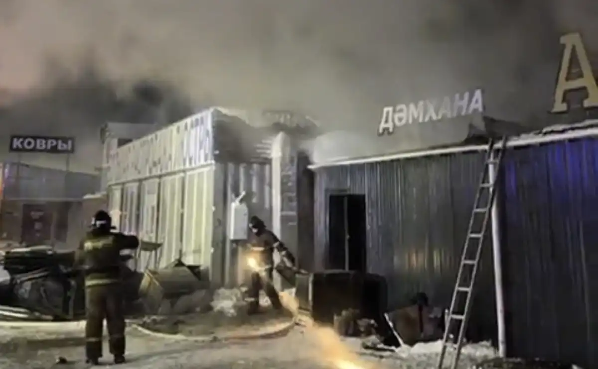 Крупный пожар потушили в столичном кафе