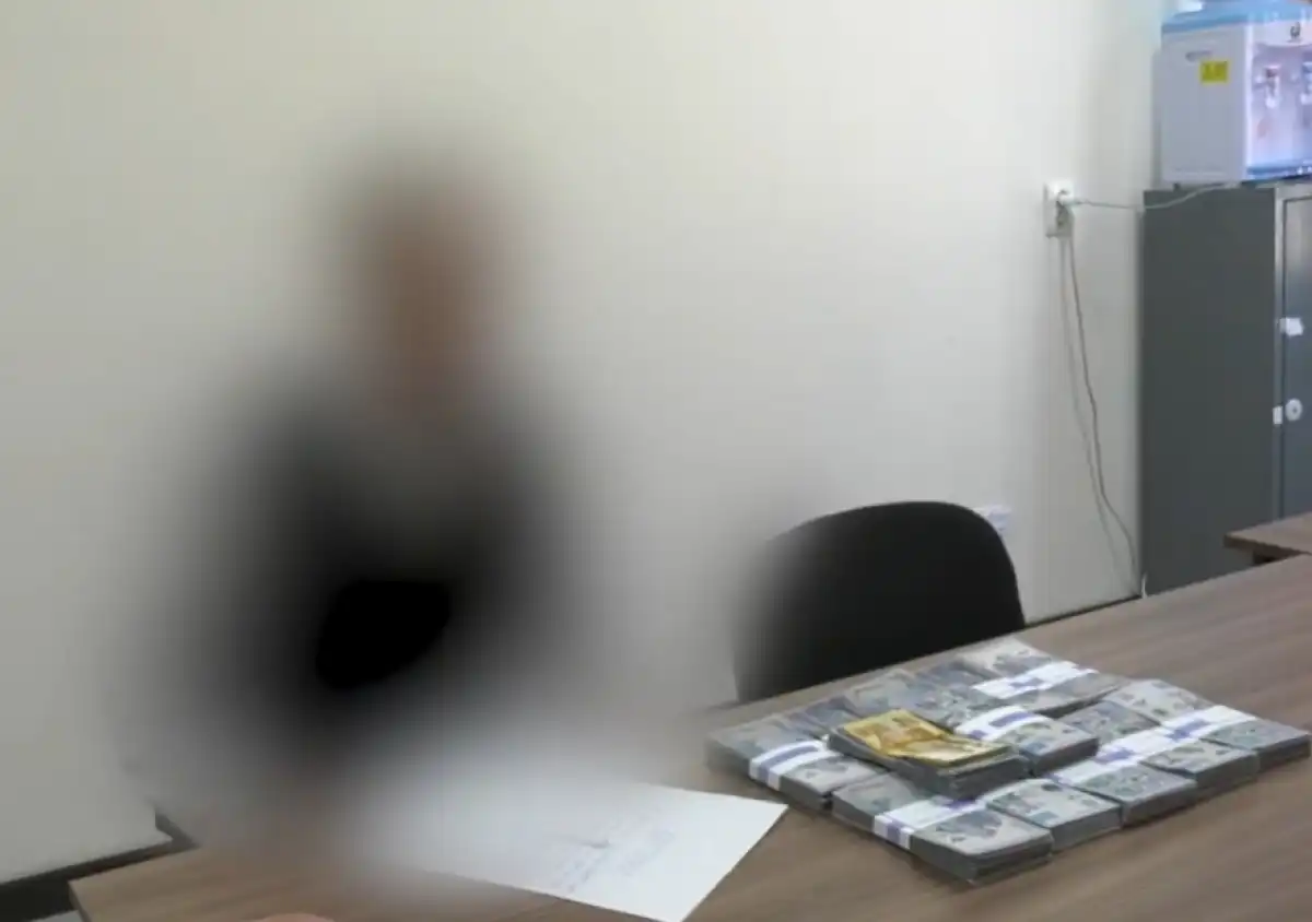 Курьера мошенников с 20 млн тенге перехватила полиция Алматы – ВИДЕО