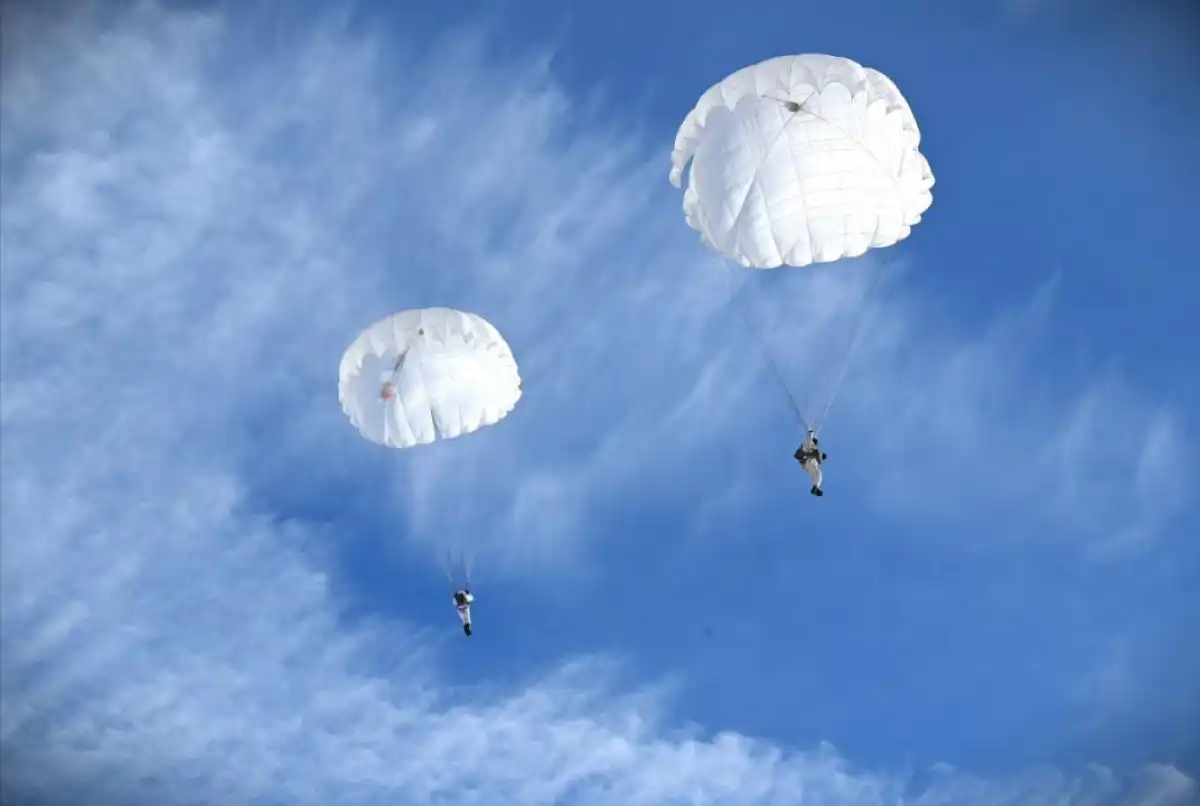 300 казахстанских десантников прыгнули с парашютом с вертолёта