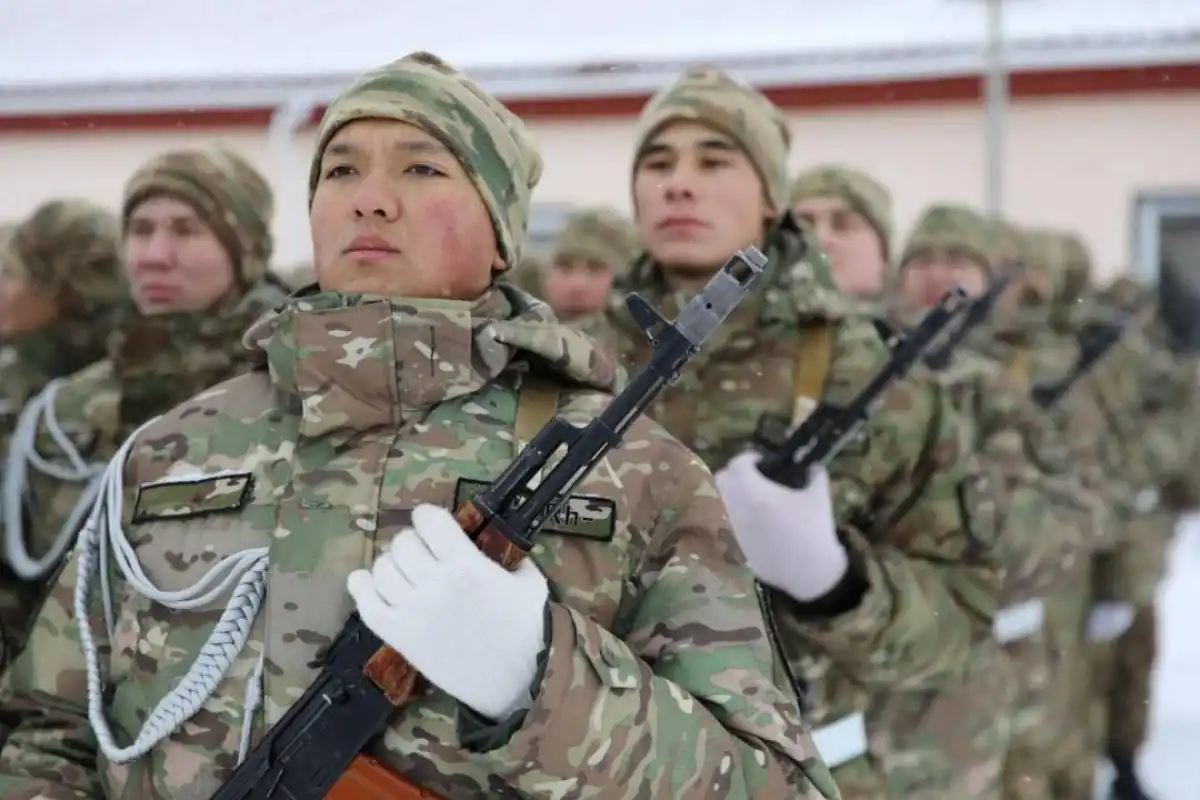 Казахстанцев предупреждают о мошенниках, обещающих «решить вопрос» с армией