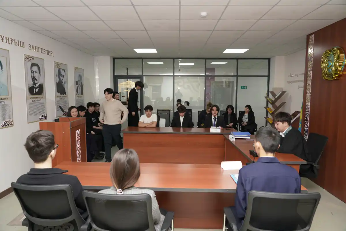 В столичной школе-гимназии №97 проходит профориентационная встреча «Бір күн — адвокатпен»