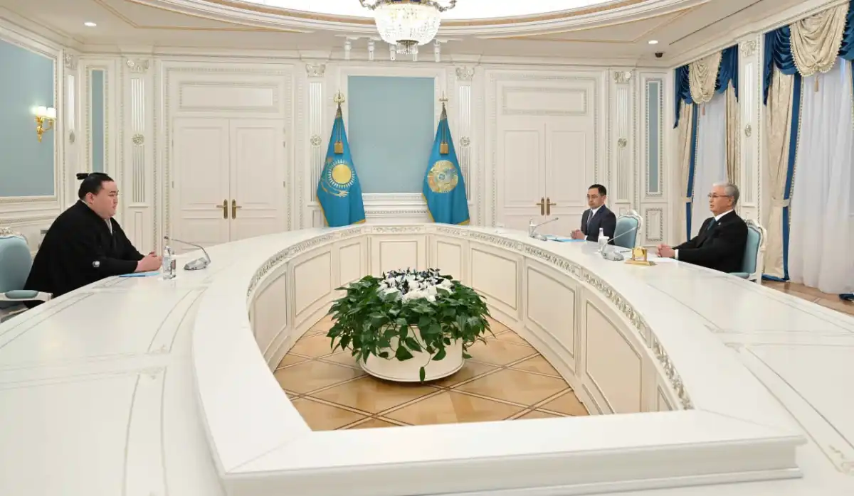 Глава государства принял профессионального борца сумо Ерсина Балтагула