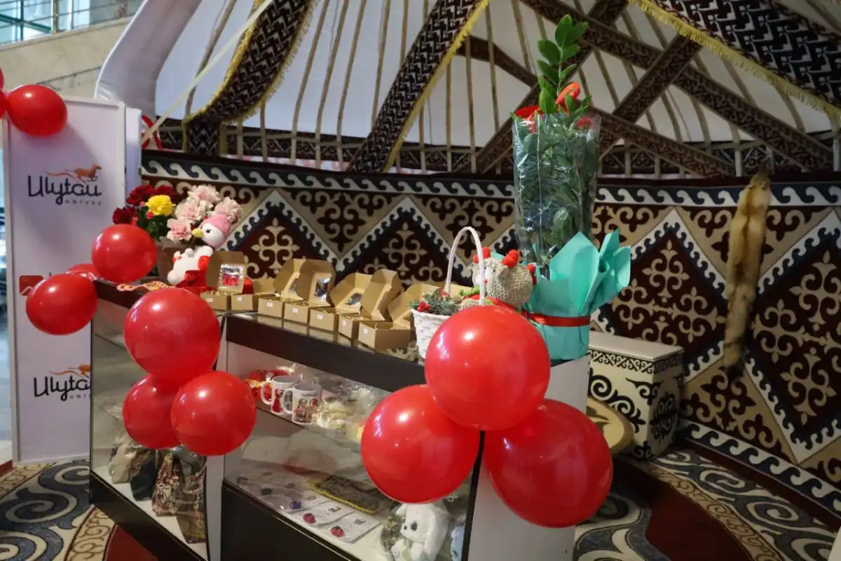 Изделия особых детей и ремесленников представили в аэропорту Жезказгана