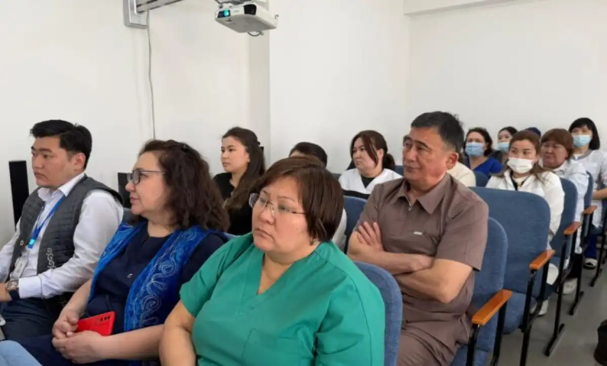 Коллективу столичной поликлиники разъяснили конституционные реформы