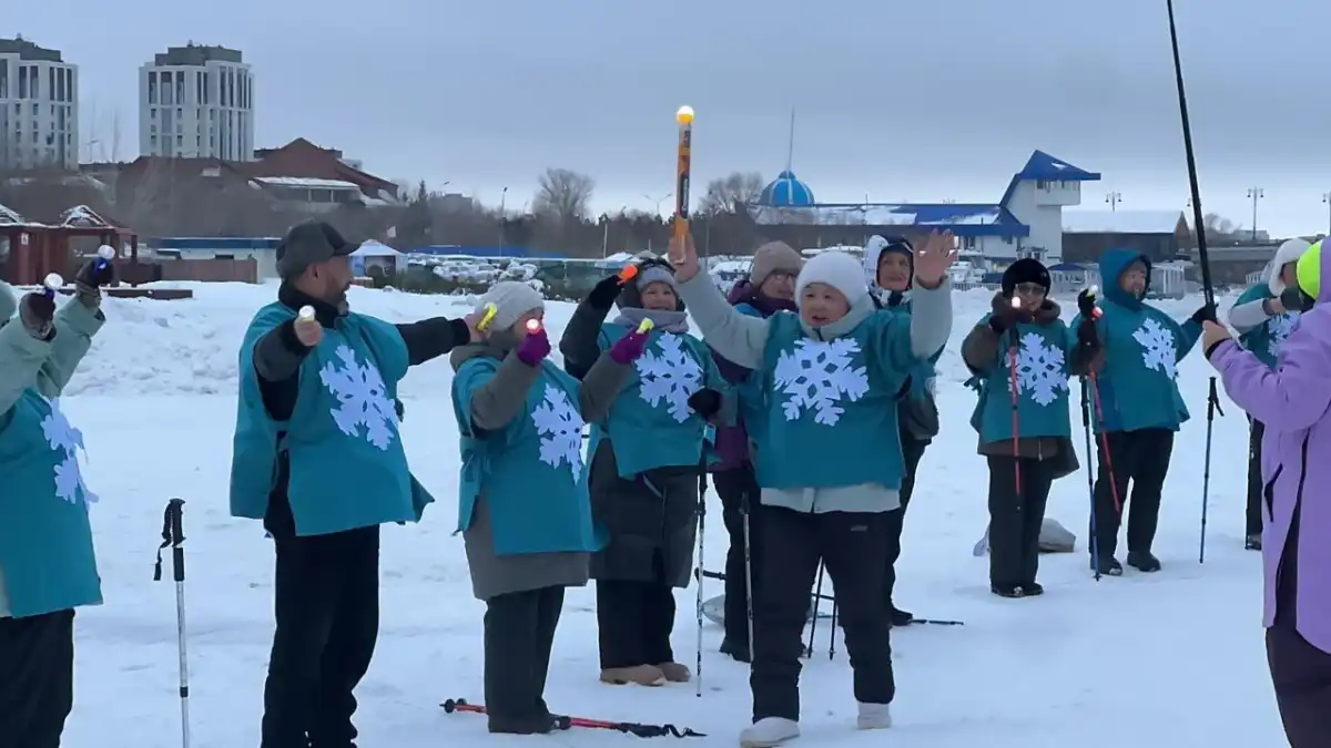 «Снежинка»: в Астане для пенсионеров провели открытый урок по скандинавской ходьбе