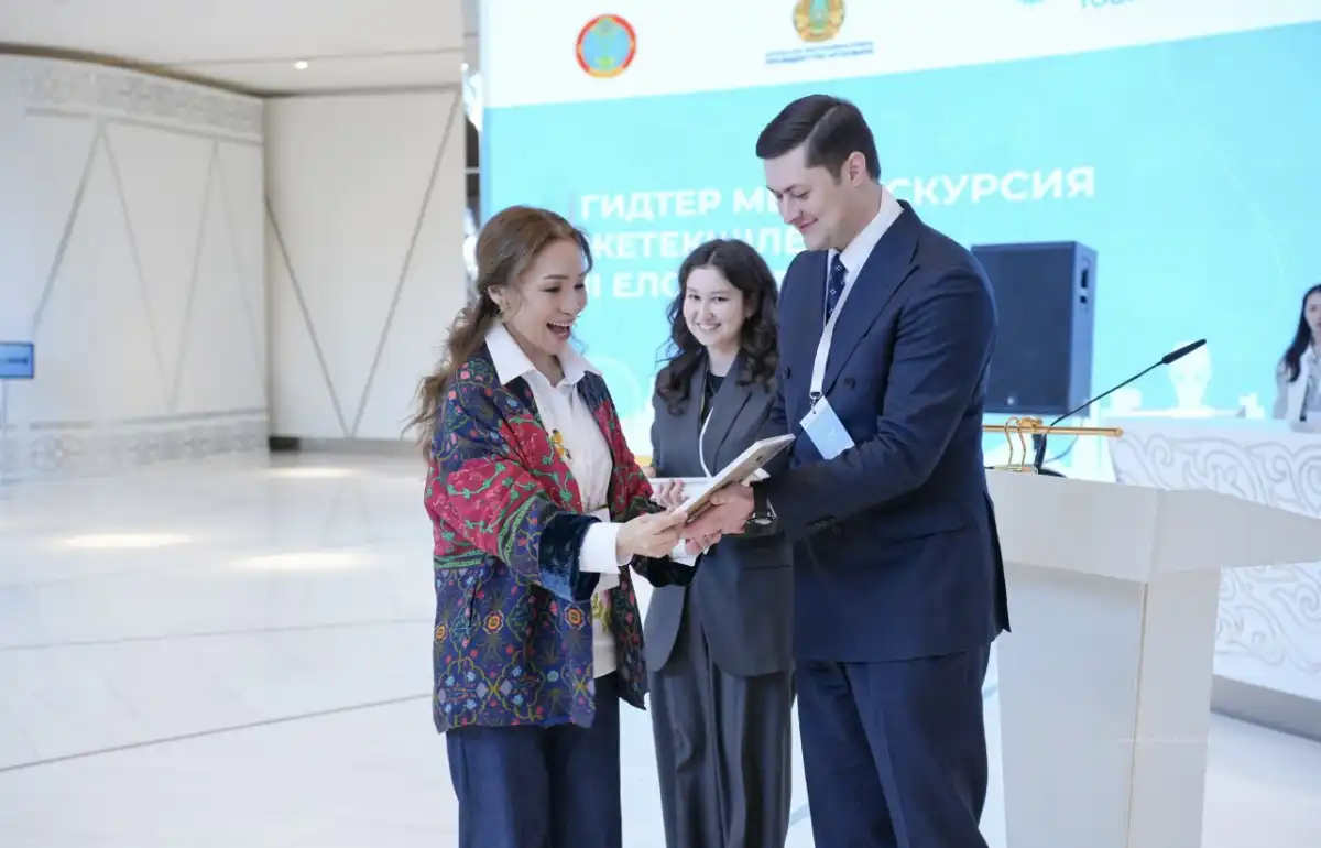 Столичным гидам вручили именные бейджи с QR-кодом