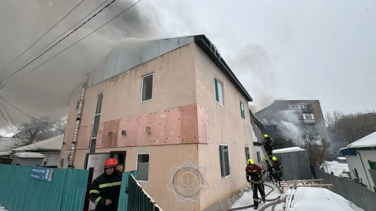 В Астане потушили пожар в  двухэтажном здании