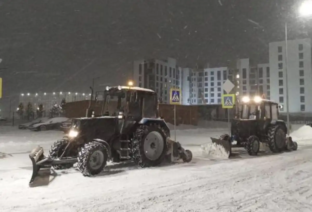 Более 1600 единиц спецтехники задействовали в снегоуборочных работах в Астане