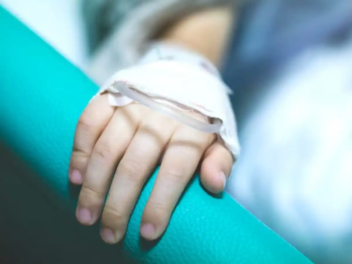 3-летняя девочка воткнула себе ножницы в глаз в Павлодаре