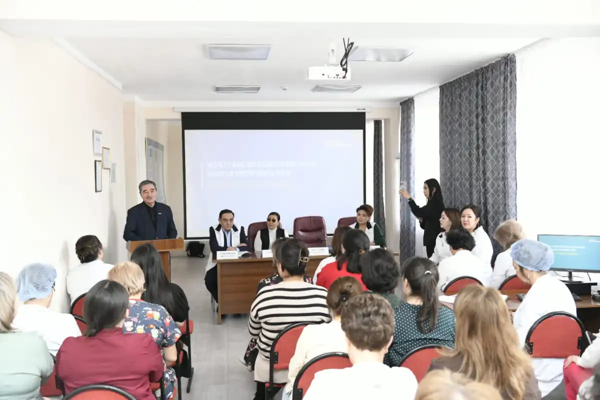 Проект новой редакции Конституции обсудили с коллективом перинатального центра в Астане