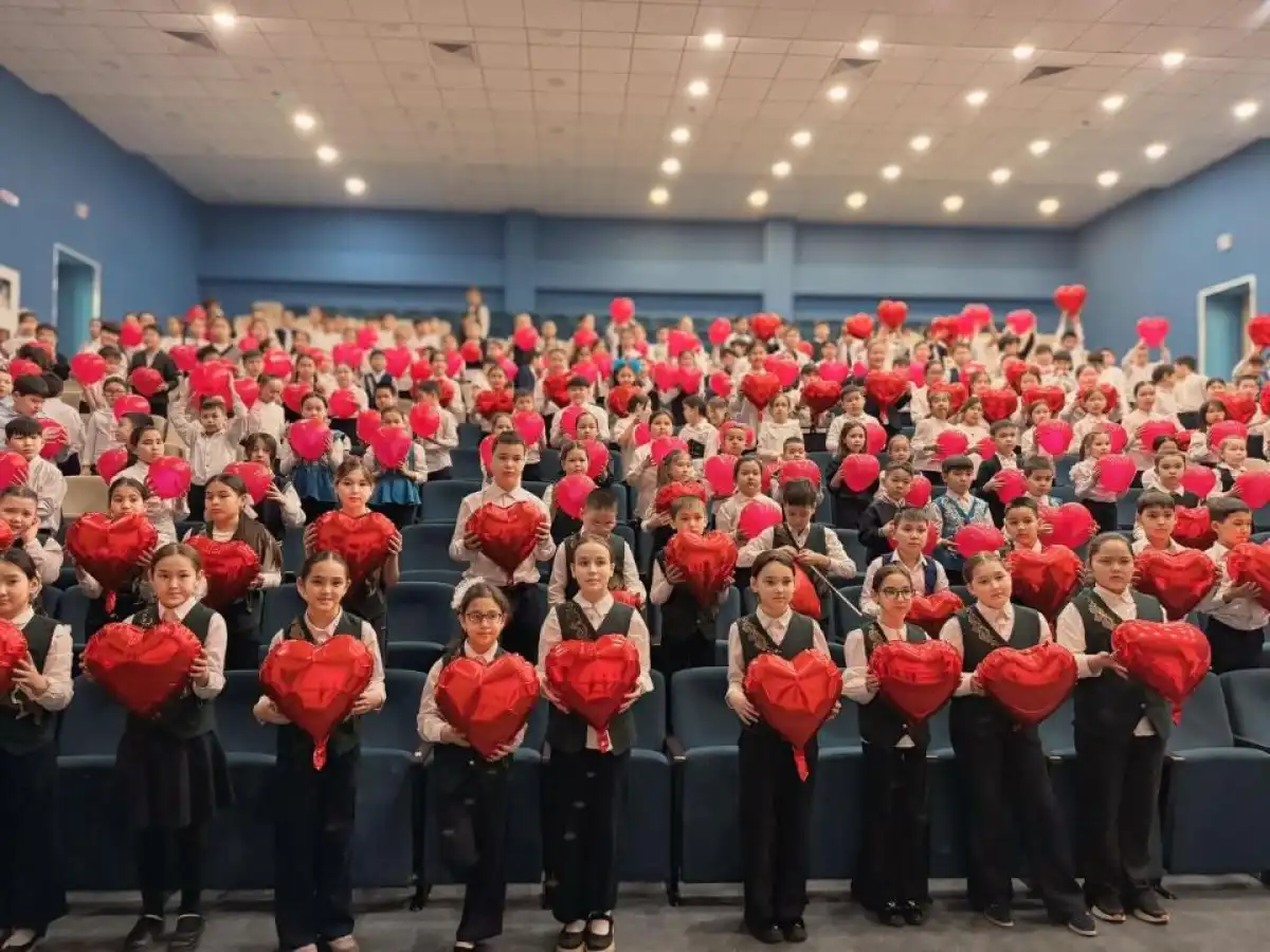 В Астане школьники организовали необычную акцию ко Дню благодарности