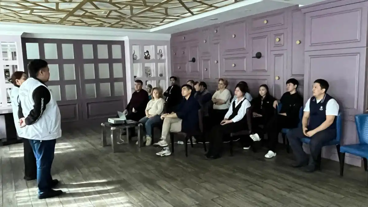 В Астане сотрудники Hotel Absolute обсудили предстоящий референдум