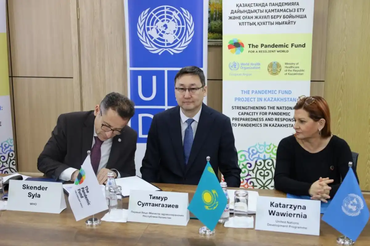 В регионы Казахстана передали 30 лабораторных автомобилей