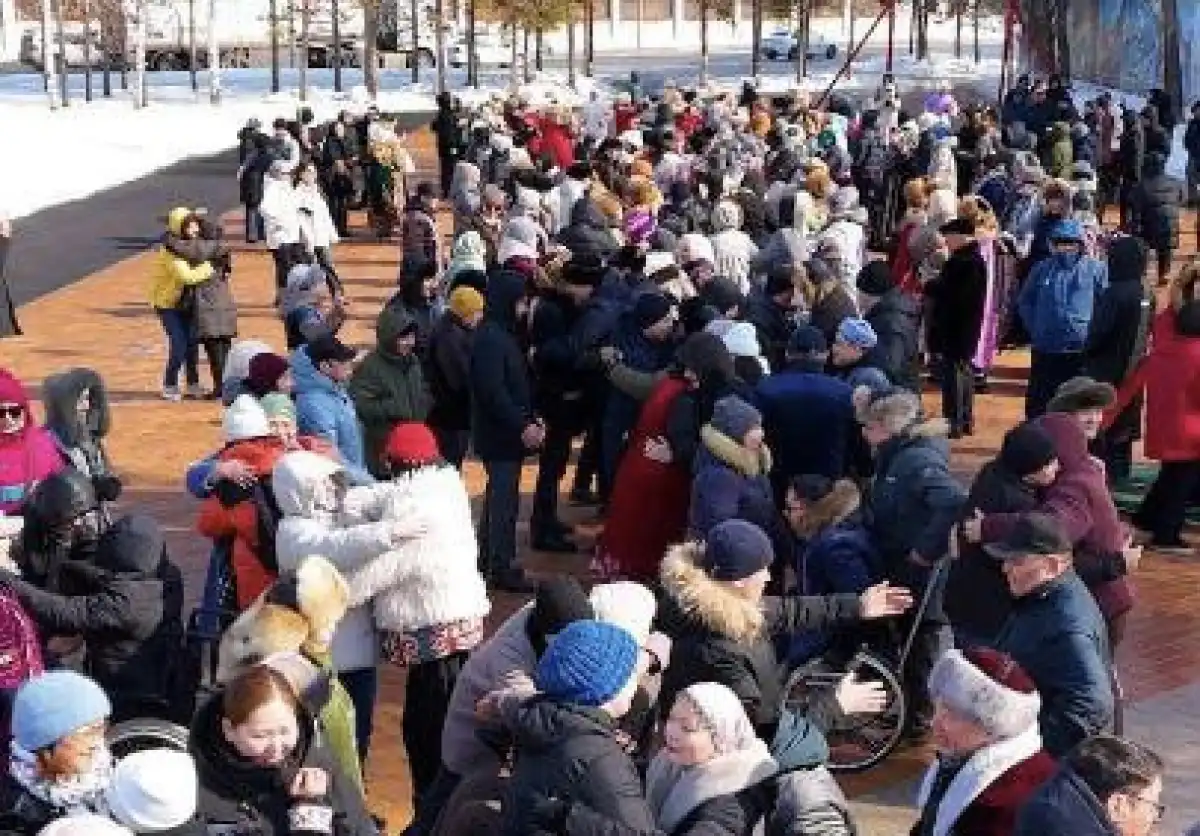 Более тысячи человек одновременно провели обряд Көрісу в столичном парке