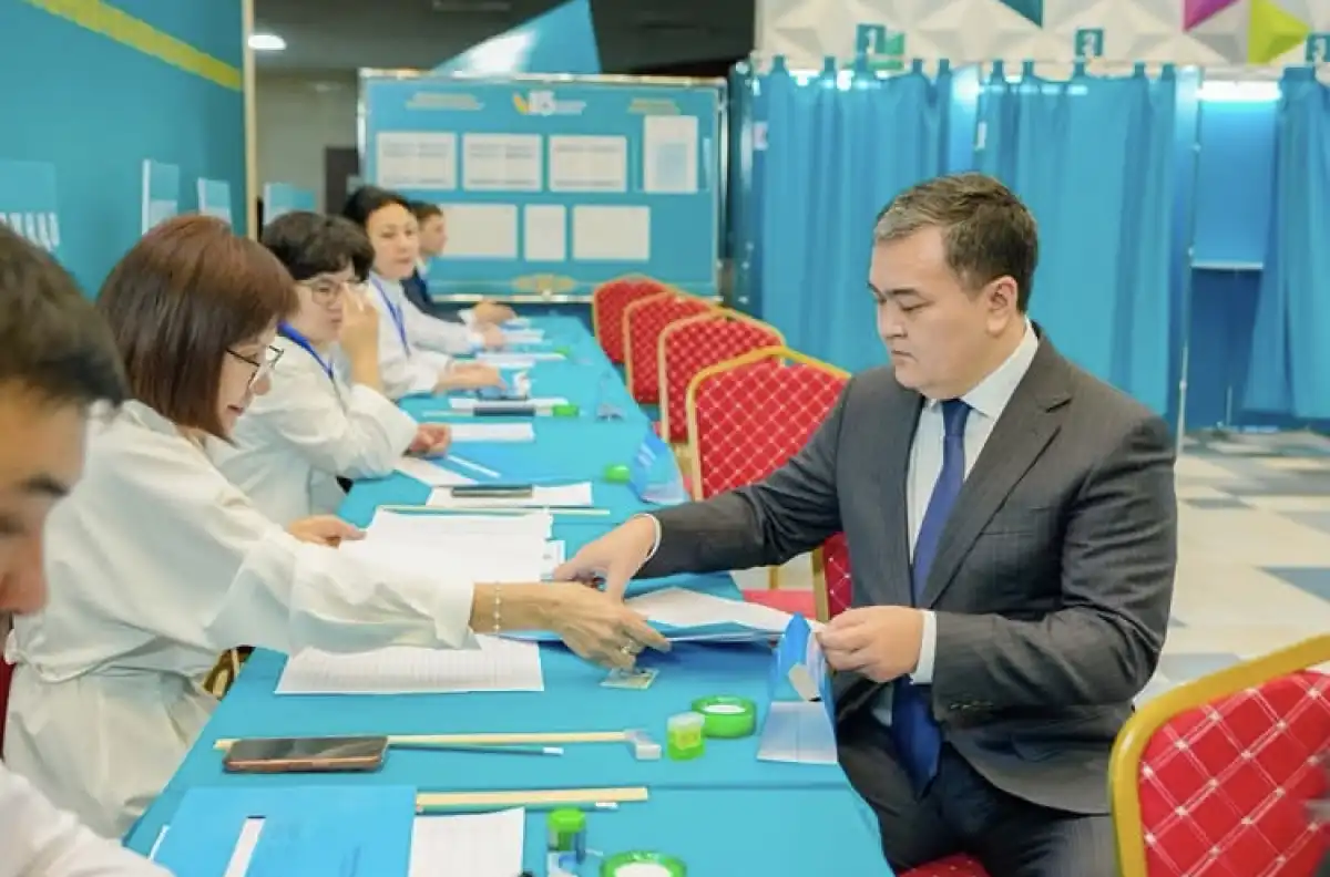 Женис Касымбек проголосовал на референдуме