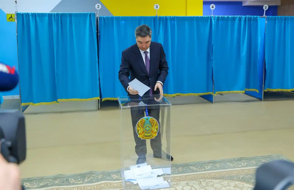 Олжас Бектенов проголосовал на референдуме в Астане