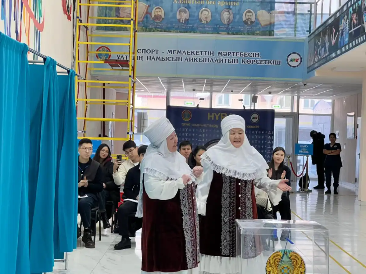 Участницы хора «Парасат» проголосовали на референдуме в Астане