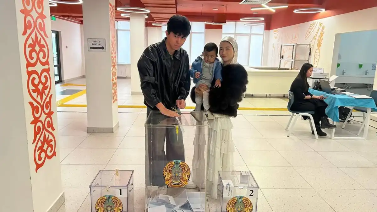 Тайская келин пришла на референдум вместе с мужем в Казахстане