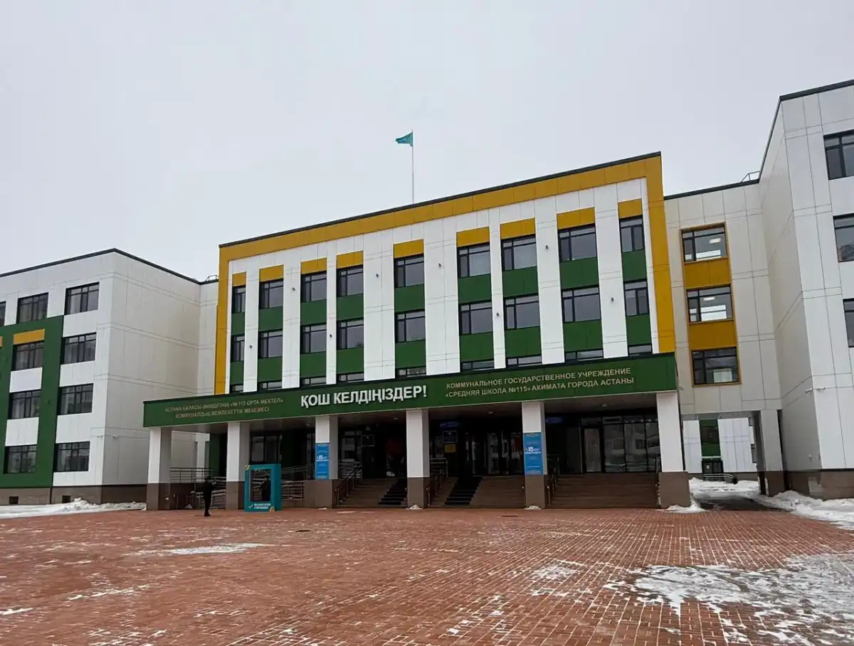 Столичным семьям с детьми подарили рюкзаки на участке референдума