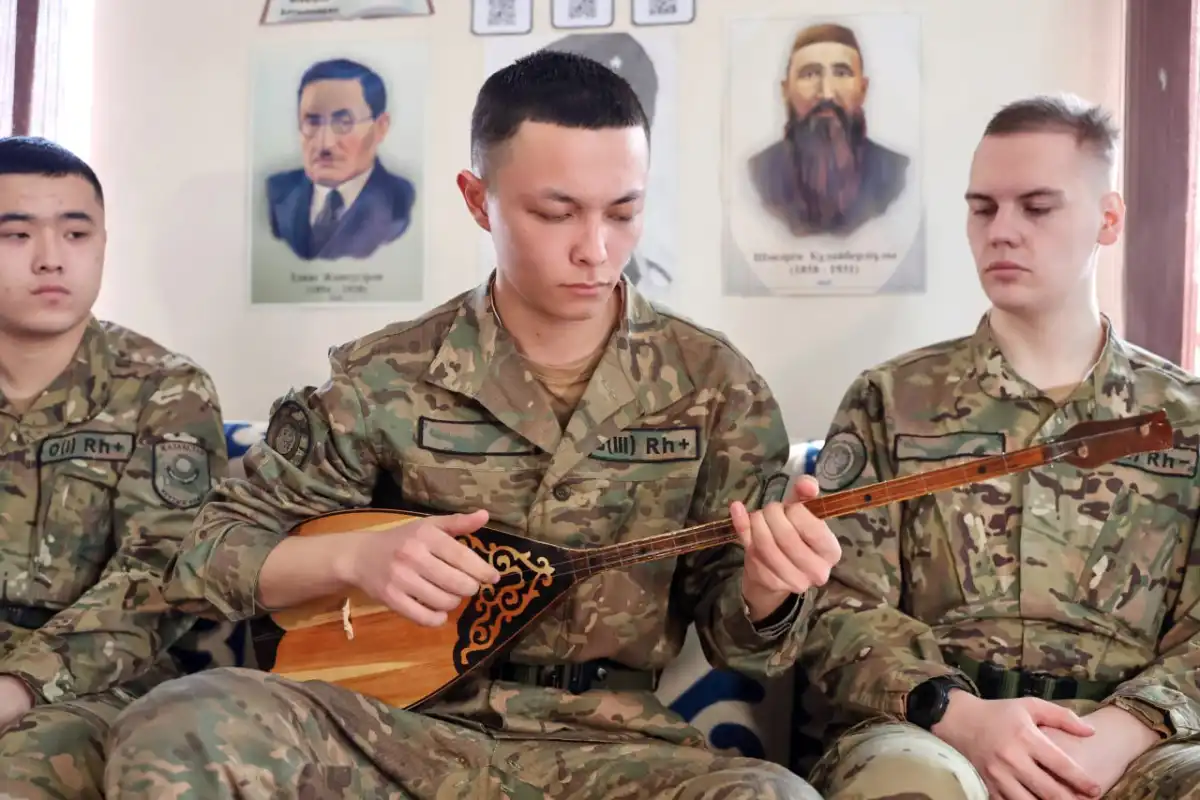 Почти 100 кюев знает наизусть гвардеец из Кызылординской области