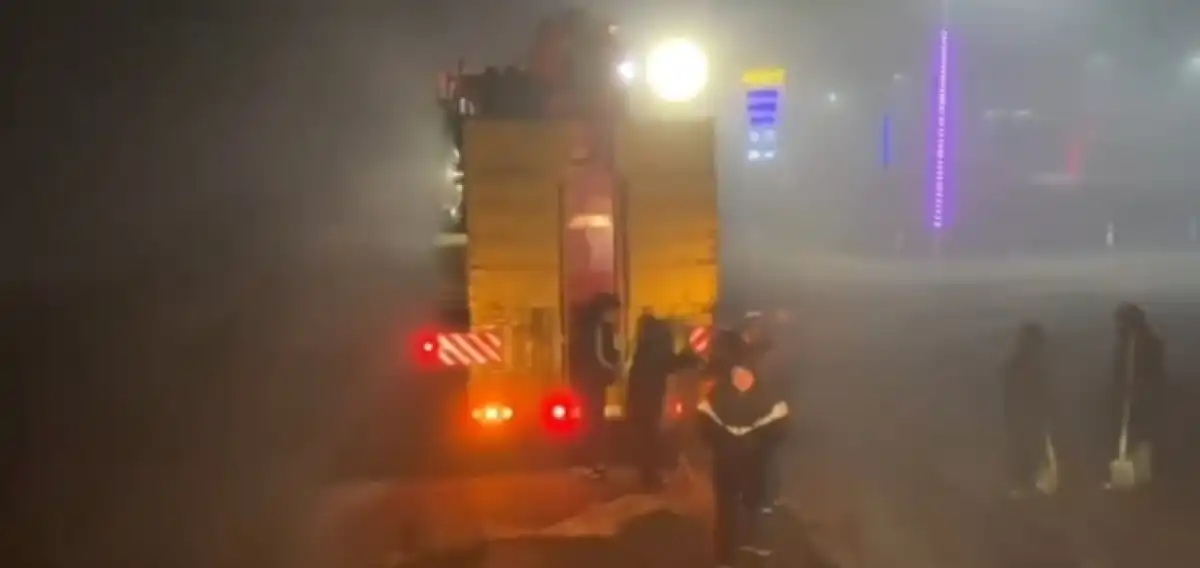 Застрявший 100-тонный грузовик вытащили на трассе Кызылорда-Актобе