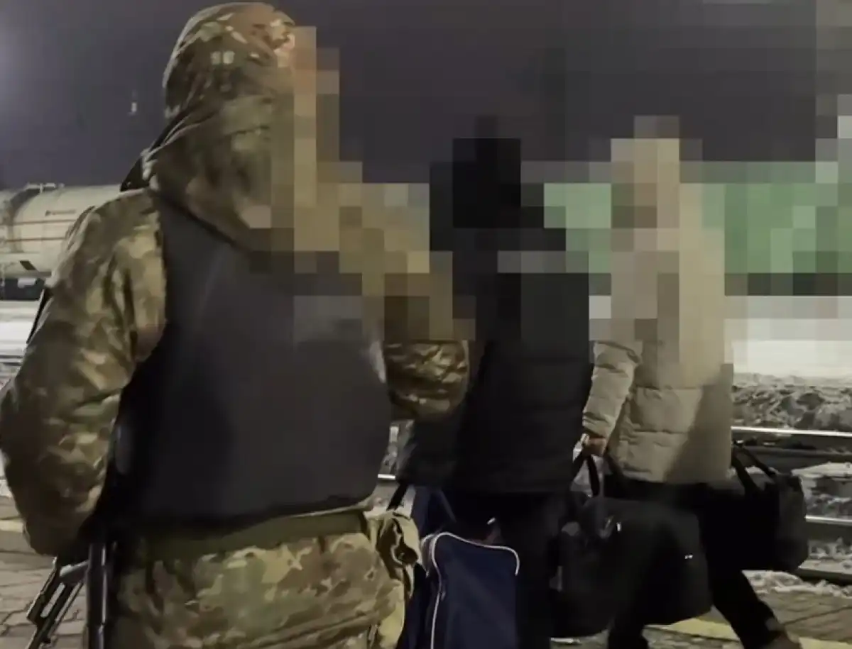 Предполагаемого члена мошеннической ОПГ экстрадировали в Казахстан